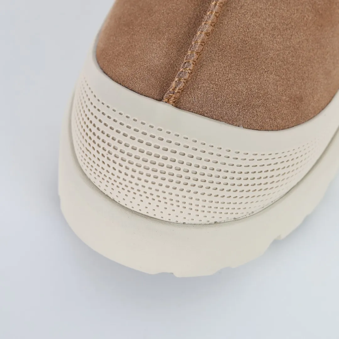Pick up locally 💰620 Core recommendation Good price Cashmere insoles are a very suitable choice for keeping warm in winter and at home. In the new year, uug launched a series of styles, which are partial to the preferences of young consumers and have also moved to the forefront of fashion trends. Shoe body material Water-repellent coated suede upper 17mm UGGPURE™ implanted wool insole Lightweight non-slip comfortable rubber outsole With brand LOGO Trademark Comes with a full set of packaging Size: 35 36 37 38 39 40 41 42 43 44